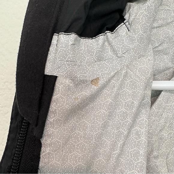 SOLD! The North Face Women's Black Venture Rain Jacket - Size S - Picture 6 of 6